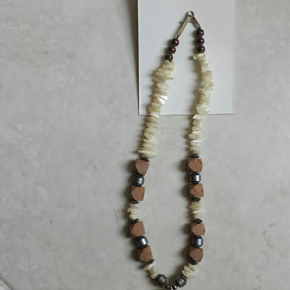 Boutique Shell Necklace - Picture 4 of 10